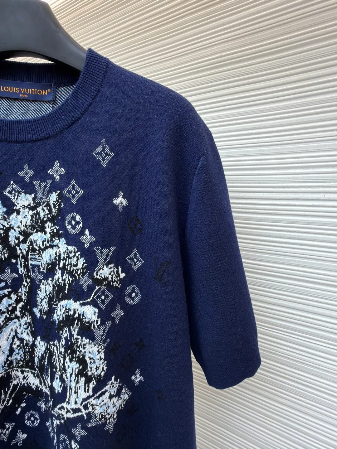 LOUIS VUITTON Year of the Horse limited intarsia letter jacquard knitted short sleeves ●Original version: purchased and developed by 9988 ●Item number: 1682471-B15 ●Fabrics: cotton fabric ●Technology: jacquard knitting ●Color: navy blue ●Version: fitted version ●Weight: about 345 grams ●Size: S-M-L-XL ●Description: This Louis Vuitton navy blue jacquard short-sleeved sweater is made of high-count worsted wool blended fabric. After pre-shrunk treatment, it has a soft and skin-friendly touch and is not easy to pill. The fine knitted texture of the fabric makes the body more textured. The center of the body uses digital jacquard technology to create an abstract floral pattern. The pattern incorporates the brand's classic presbyopic elements. The jacquard part is interwoven with colored yarns to form a three-dimensional texture. The colors are contrasting and rich in layers. The edges are supplemented by fine overlocking technology to prevent threading. The neckline is ribbed knitted and reinforced with double-needle sewing technology, which makes it durable and not easy to loosen. The cuffs and hem are seamlessly trimmed to make the overall shape more neat. From fabric selection to jacquard weaving, every process follows the brand's strict clothing standards. Precise stitch length control makes the knitted structure more stable, perfectly balancing design and wearing comfort. The overall wiring is straight and delicate, the fabric is comfortable and soft, and the color is consistent without color difference. It can be matched with the same style to create a fashionable look and control various occasions. Customized accessories, complete with three standards, same style for men and women!